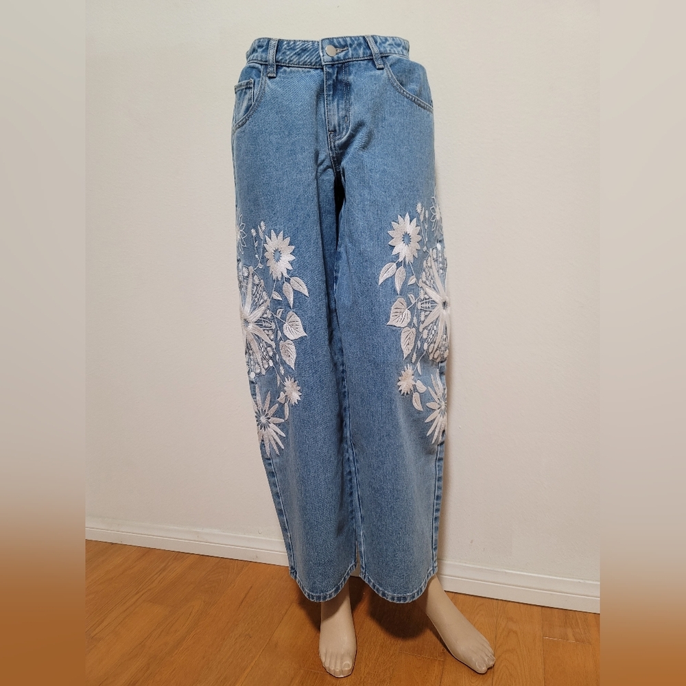 Floral Embroidered Midrise Barrel Jeans - Picture 13 of 14